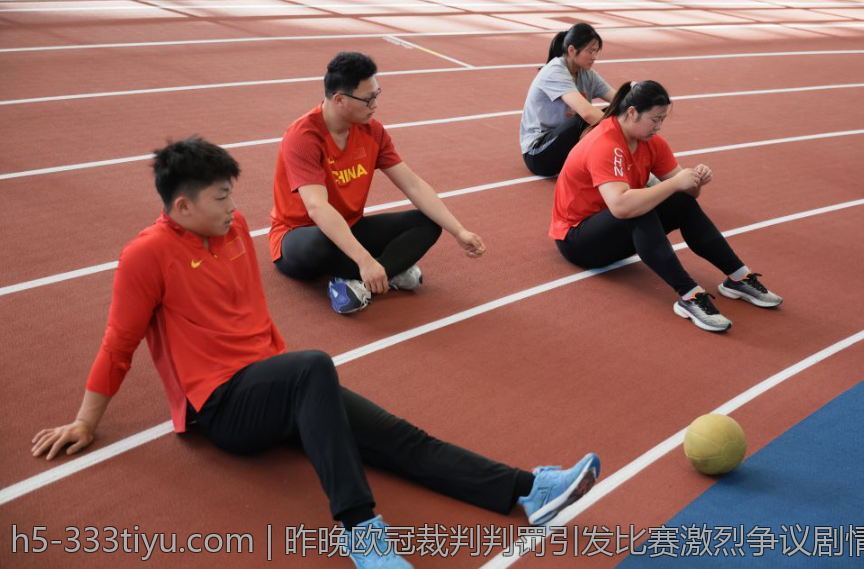 昨晚欧冠裁判判罚引发比赛激烈争议剧情